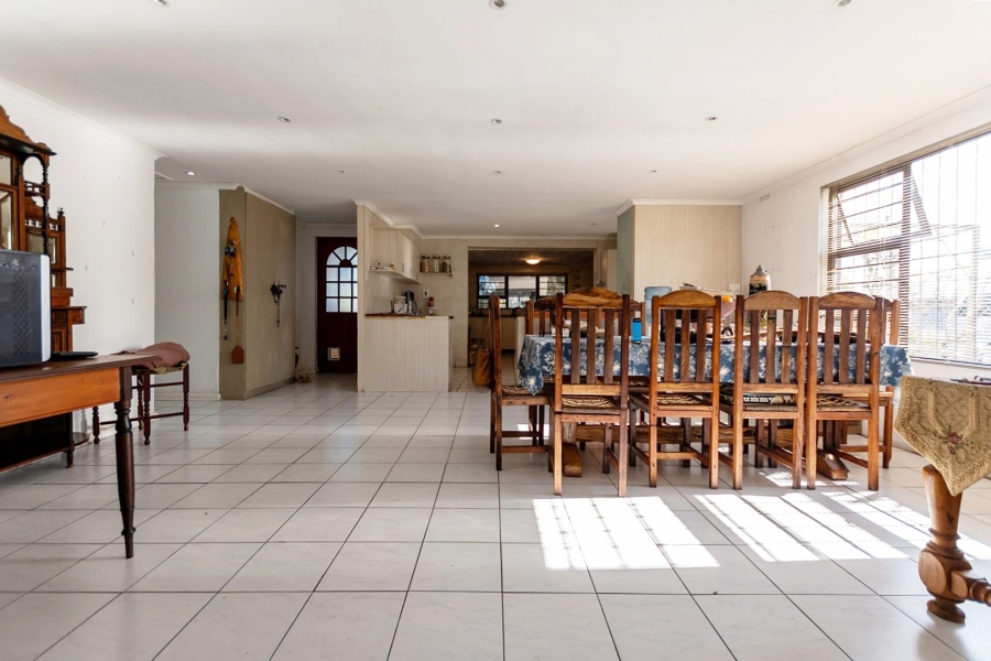 3 Bedroom Property for Sale in Middedorp Western Cape